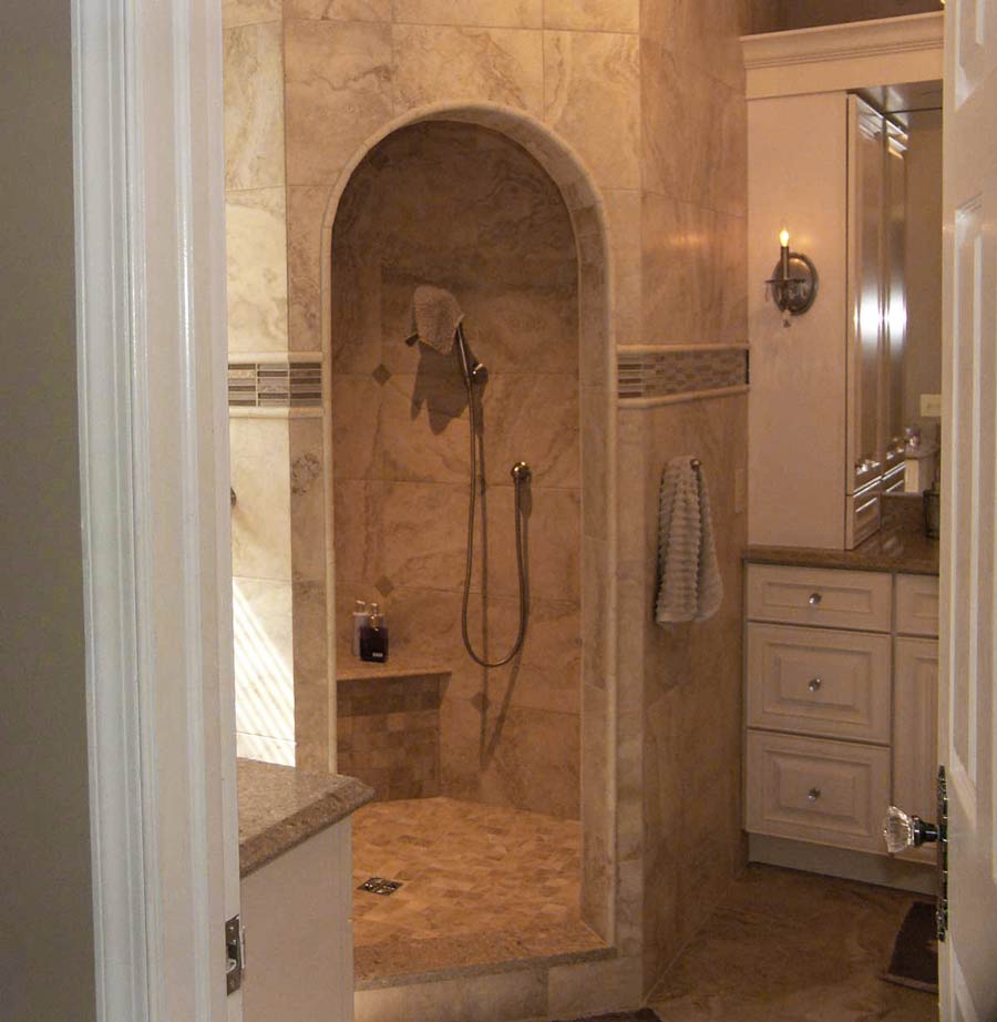 Corner shower with an arched doorway