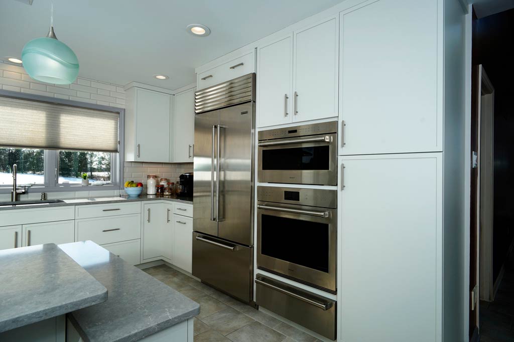 Ceiling High Cabinets for a Kitchen with Stainless Steel High End Appliances