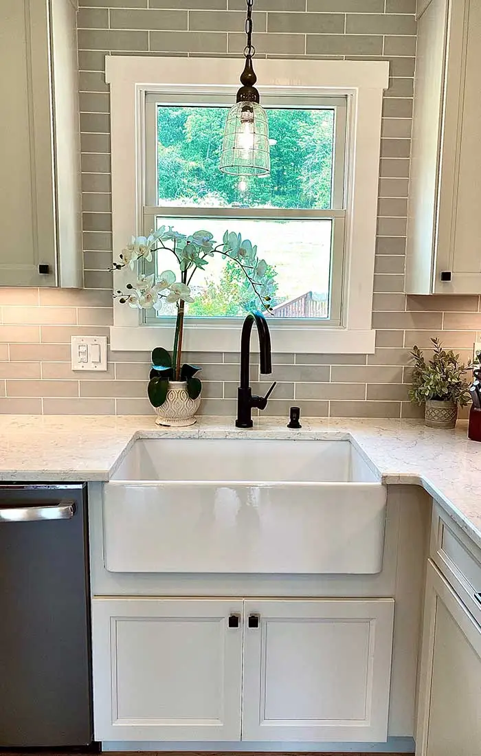 apron-sink-in-white-modern-farmhouse